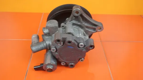 MERCEDES W204 1.8 CGI Pompe de direction A0064667501 image 3