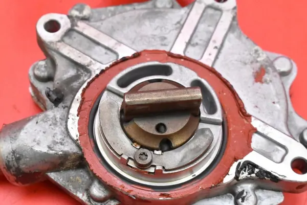 Imupumppu BMW E90 E91 2.0i 129 HV 04-10 image 2