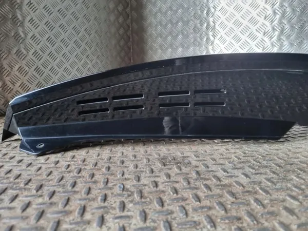 Cadillac Escalade pilarikoriste OEM 15791312 - Käytetty image 7