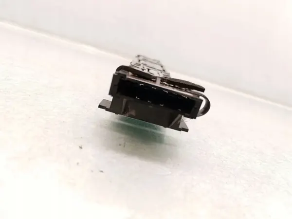 Soquete de lâmpada traseiro esquerdo Ford Transit OEM 6C11-13N004-A image 10