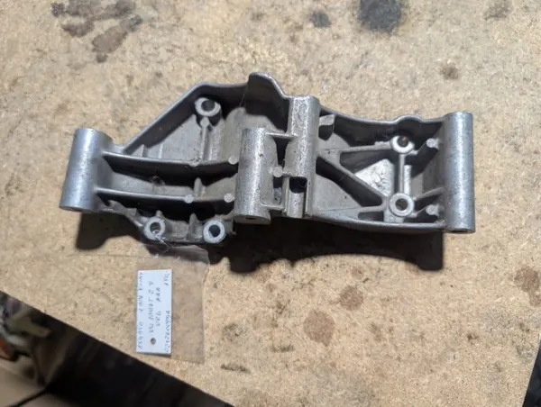 VW Passat B3 2.8 VR6 Kompressorhalterung OEM 021260089A image 3