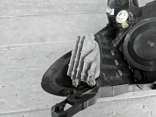 Oikea ajovalaisin Renault Kadjar 15-18 260105845R image 3