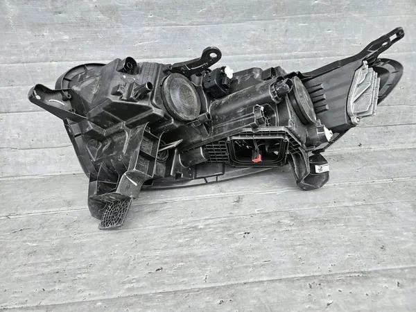 Oikea ajovalaisin Renault Kadjar 15-18 260105845R image 4