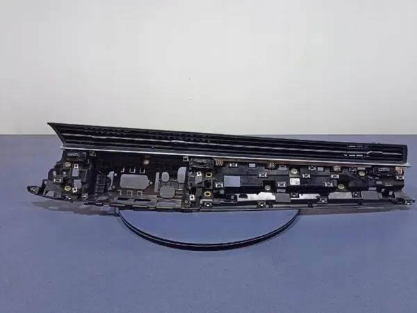Grelha Audi OE OEM Ambit-985820- Estado Usado image 2