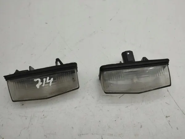 Toyota C-HR 2017 Bakre Registreringsskyltsljus OEM AMD115190 image 5
