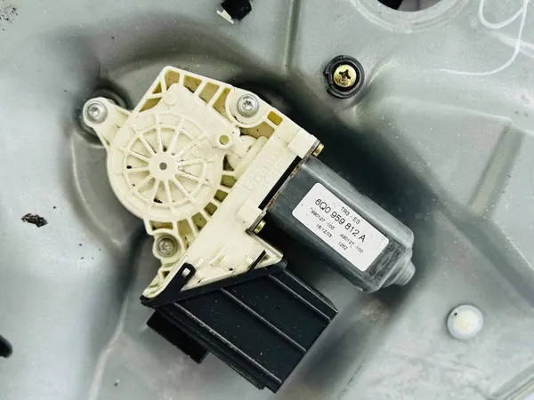 Sähkoinen ikkunanostin Seat Cordoba takana 6L4839752T image 3