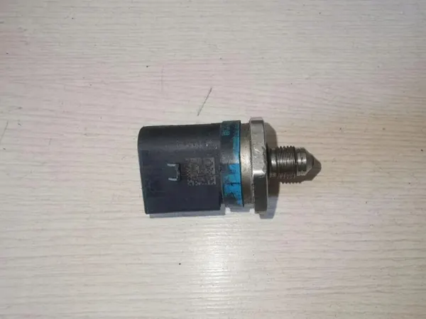 Capteur de pression carburant OEM 0261545037 VW Passat B7 image 2