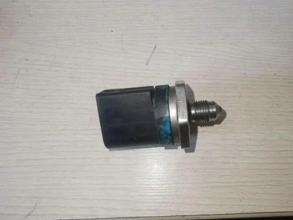 Capteur de pression carburant OEM 0261545037 VW Passat B7 image 3