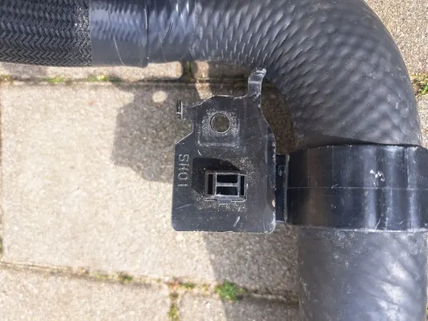 Mazda OE SH01-13700 manguera de agua image 3