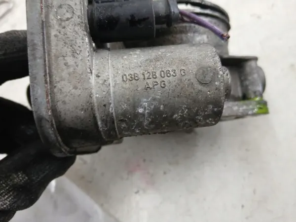 Spjällhus OEM 038128063G - Begagnad Volkswagen OE image 7
