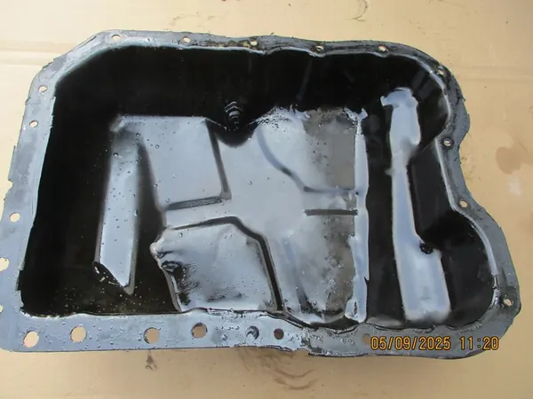 Dodge Caliber 06-13 Oljetunna 2.0 2.4 bensin OEM 4884665AE image 2