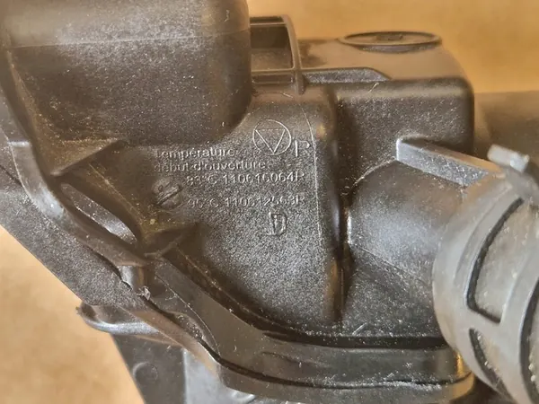 RENAULT CLIO IV DUSTER 0.9 Carcasa de termostato 110616064R image 4