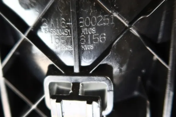 Fecho compartimento apoio braço Mercedes OEM 164800251-a0151 image 4