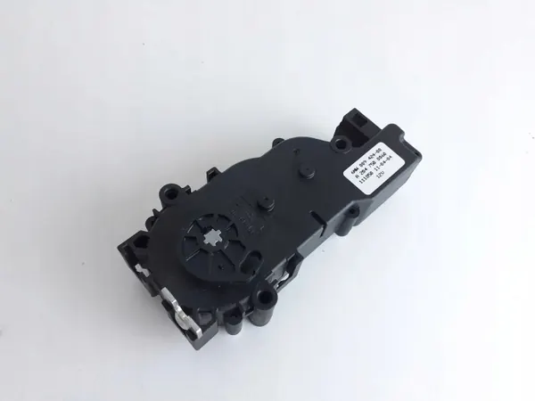 Mercedes-Benz takaluukun lukkoaktuattori OEM A2047500060 image 2