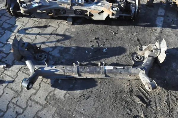 OEM 422190 Hinterachsschwinge für Ford Fiesta MK8 image 2