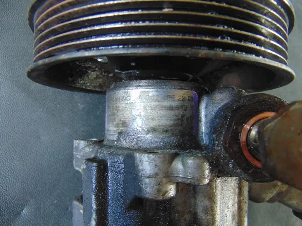 Servostyrningspump Mercedes W203 2.6 B image 2