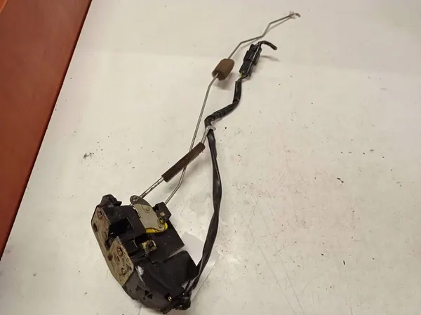 Framdörrslås vänster sida KIA Carens I image 2