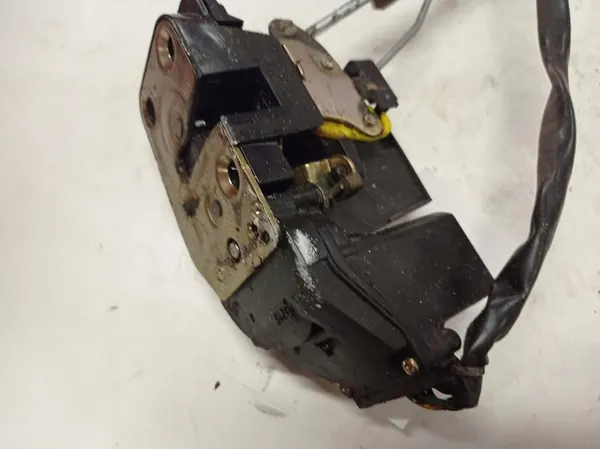 Framdörrslås vänster sida KIA Carens I image 3