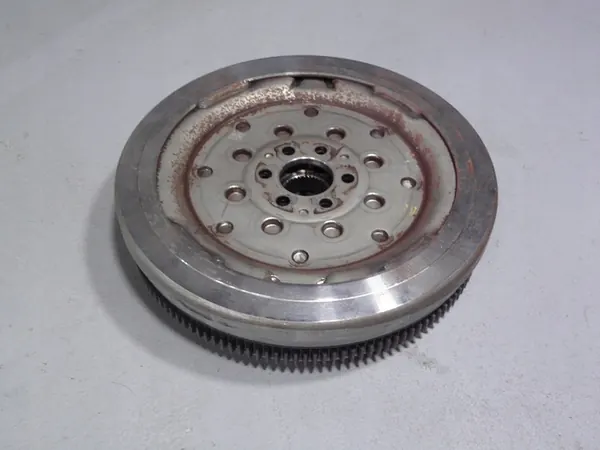 VW T5 2.0 TDI Kaksoismassaväly DSG image 2