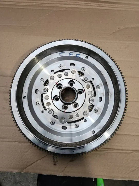 VW T5 2.0 TDI Kaksoismassaväly DSG image 4