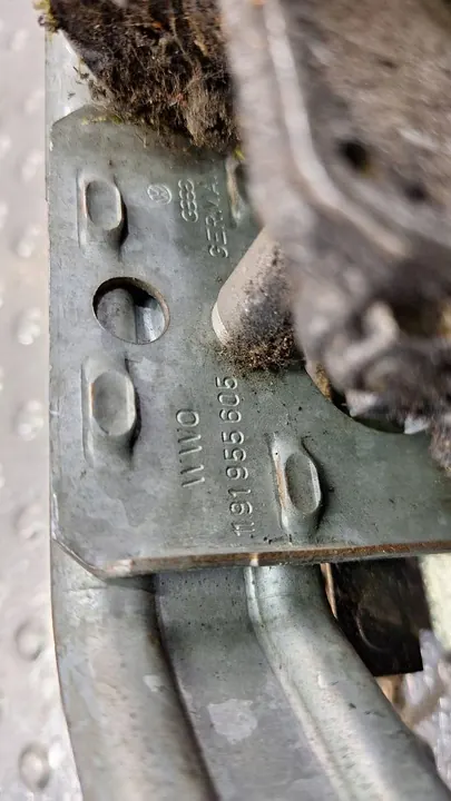 Etupyyhkijän moottorin mekanismi VW Golf II image 8