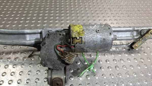 Etupyyhkijän moottorin mekanismi VW Golf II image 9