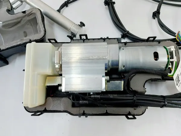 Mercedes-Benz dakpomp cilinders A2388000030 image 6