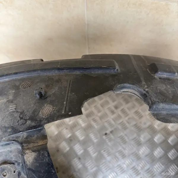 Front Right Wheel Arch Nissan Qashqai II J11 Lift OE 63842 HV00A image 3