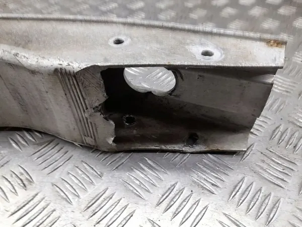 Etupuskuri Audi A8 D3 4F0807111A image 4