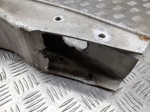 Etupuskuri Audi A8 D3 4F0807111A image 7