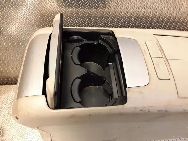 Accoudoir Lexus RX OEM 5881348020 - État d'occasion image 7