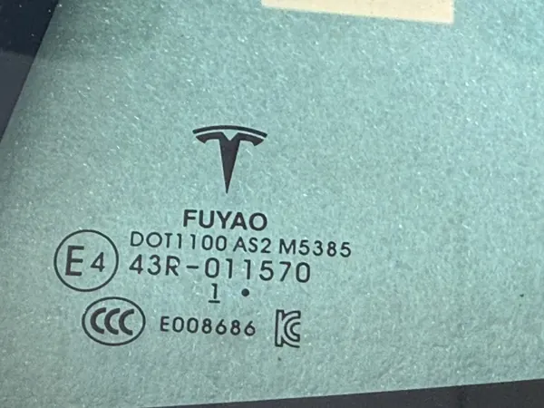 Tesla 3 linke Karosseriescheibe OEM 1514978-01-B Gebraucht image 5