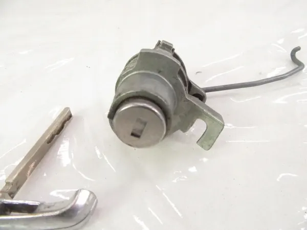 Inserção de cilindro de fechadura BMW OEM - Peça usada image 4