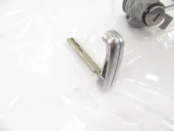 Inserção de cilindro de fechadura BMW OEM - Peça usada image 5