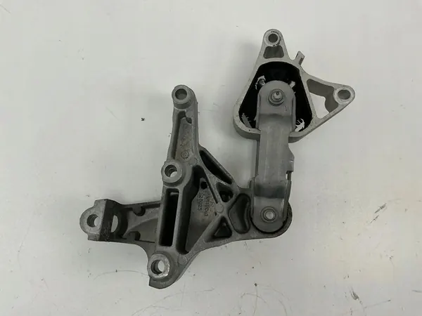 Mercedes-Benz A W176 2016 Engine Mount image 2
