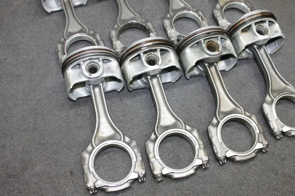 BMW X5M E70 X6M E71 5.0i S63B44A Kolvstänger 7598207 image 4