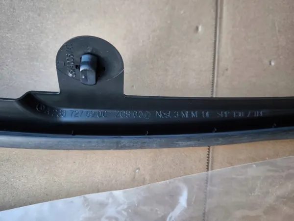 Mercedes dörrtätning OEM A2387275900 vänster sida image 4