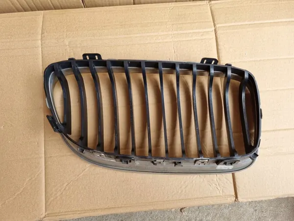 Left Grill Insert BMW 3 E90/E91 08-12 image 9