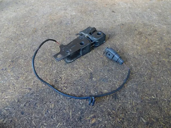 AUDI TT 8J 06-14 Motorhuvslås 8J0823509C image 2