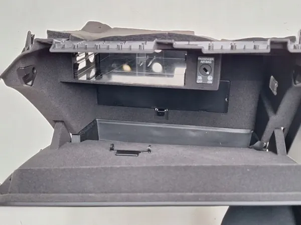 Passagerarhandskfack Audi Q3 OEM 83B857035 image 4