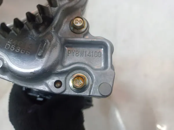 Bomba de aceite Mazda OE PY8W14100 - Usada image 10