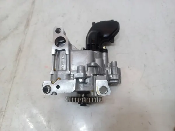 Bomba de aceite Mazda OE PY8W14100 - Usada image 3