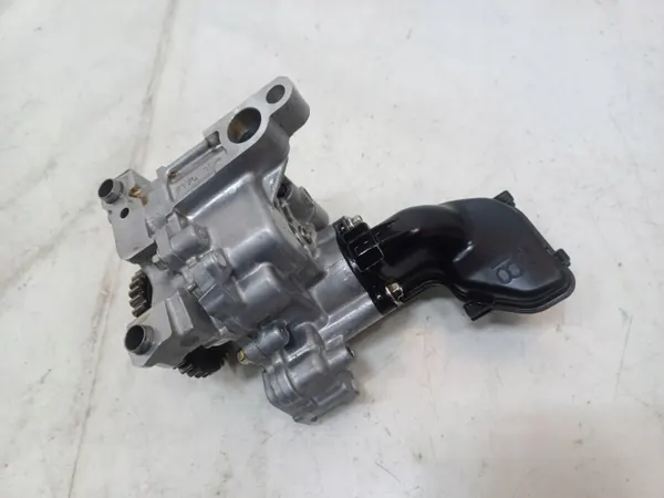 Bomba de aceite Mazda OE PY8W14100 - Usada image 4