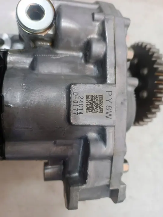 Bomba de aceite Mazda OE PY8W14100 - Usada image 9