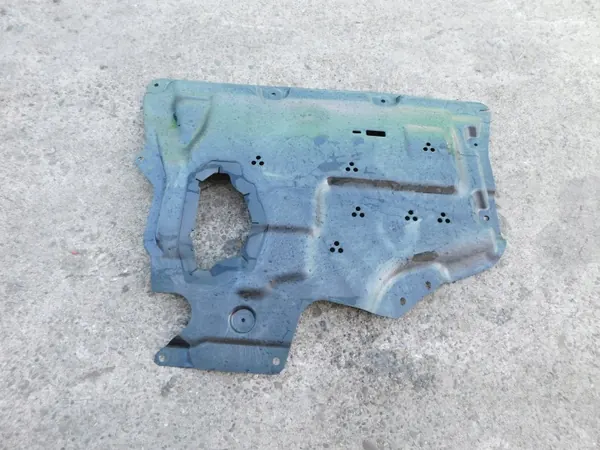 BMW X1 U11 OEM 9465834 Proteção Inferior - Usado image 2