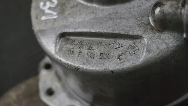 AUDI A4 B7 EXEO 2.0 TFSI Timing Cover 06F103530G image 4