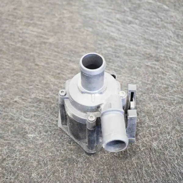 Vattenpump Audi A5 06H121601J image 2