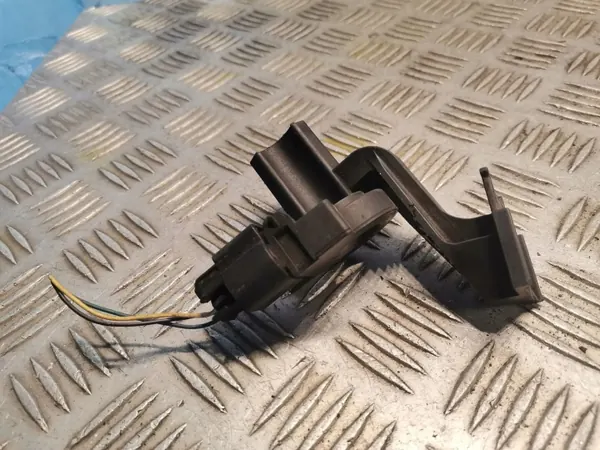 Opel Insignia A Pyrotekniinen puristin OEM 13502261 image 2