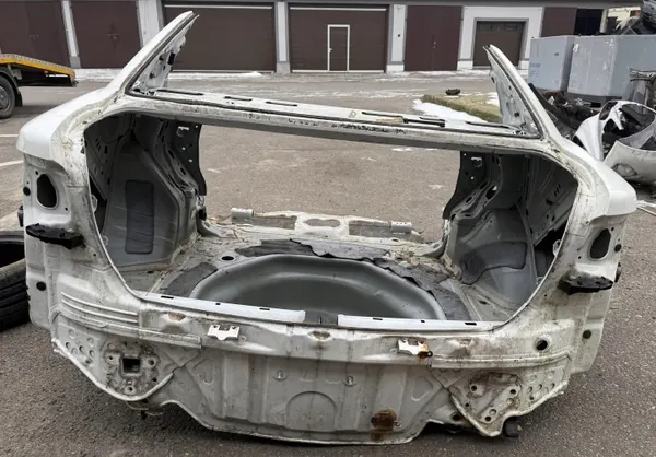 OEM PAS TYŁ TYLNY WANNA BŁOTNIKI Toyota Avensis T27 Sedan image 2