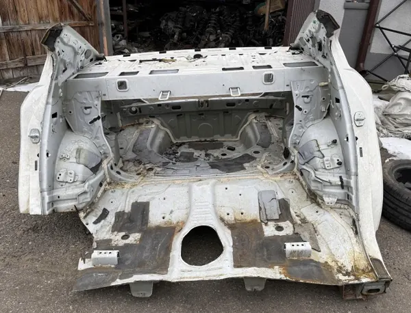 OEM PAS TYŁ TYLNY WANNA BŁOTNIKI Toyota Avensis T27 Sedan image 3